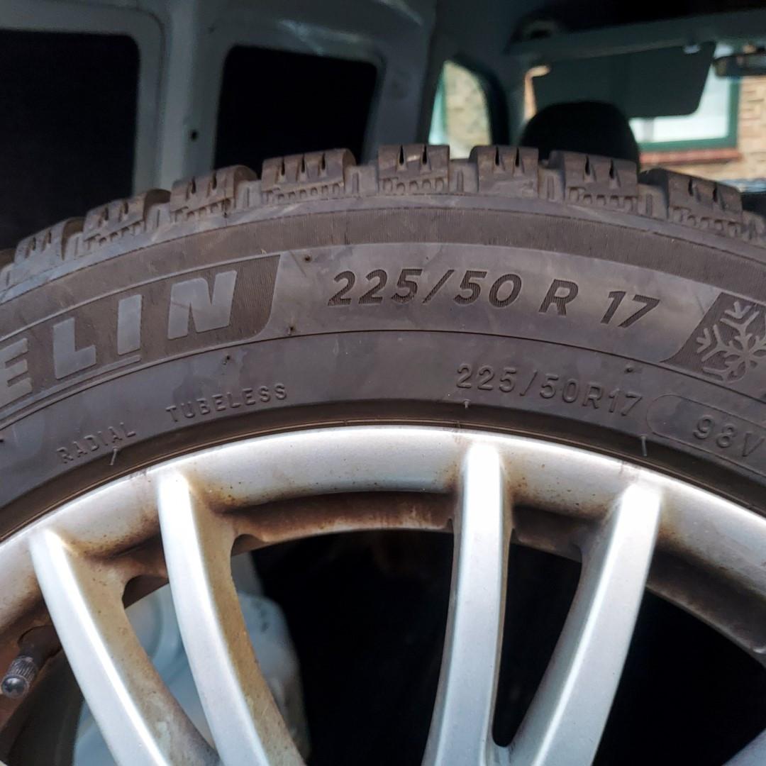 Winterbanden 225/50/17ïnch  met lichtmetalen velgen+sneeuwkettingen