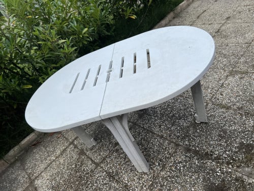 Stevig Kunststof tuintafel wit met inzetstuk  / parasolgat