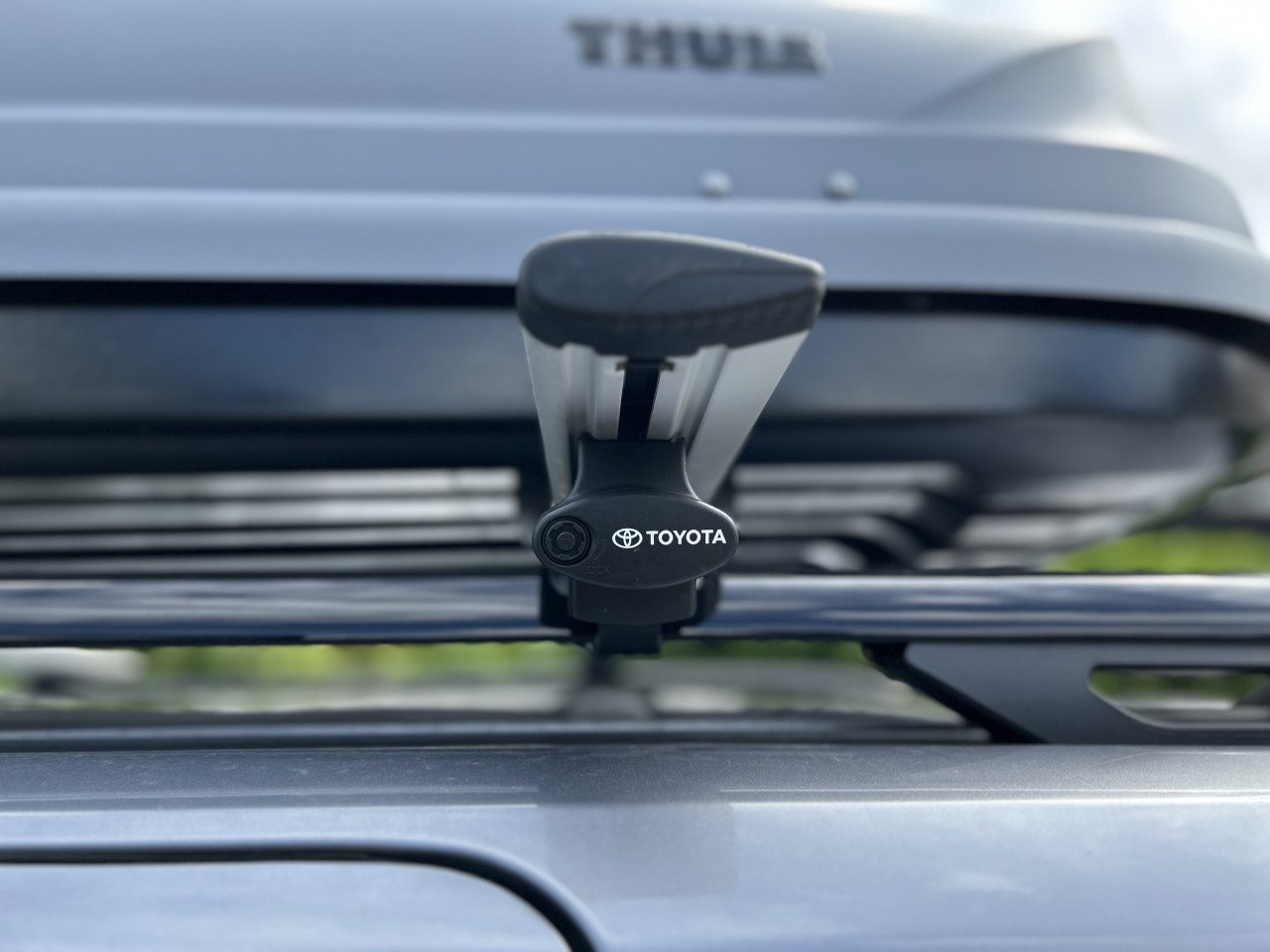 Thule Pacific 200 dakkoffer + dwarsstangen
