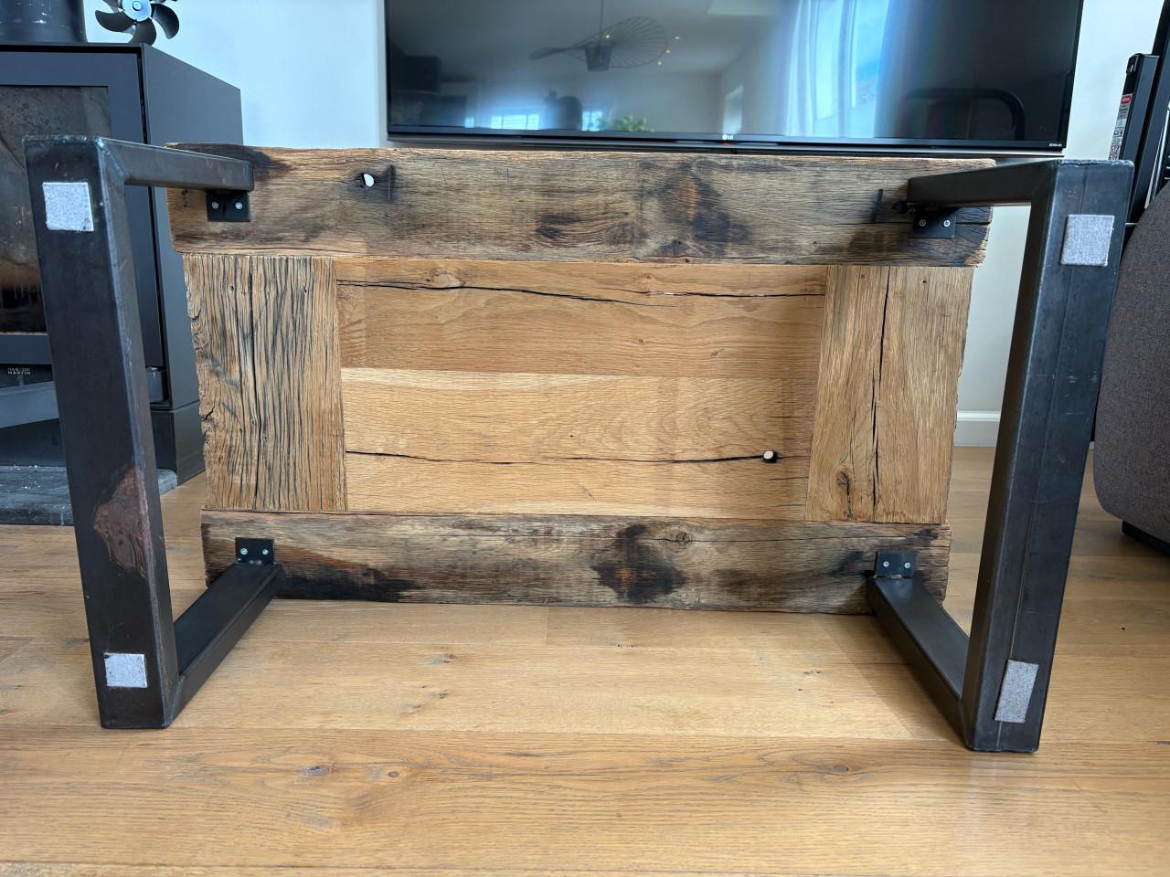 Salontafel van wagonhout met zwarte stalen poten