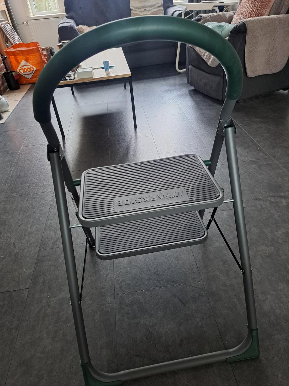 HUISHOUD TRAPJE MET 2 TREDEN