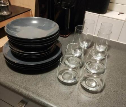 Servies voor 4 personen incl longdrink- en waterglazen