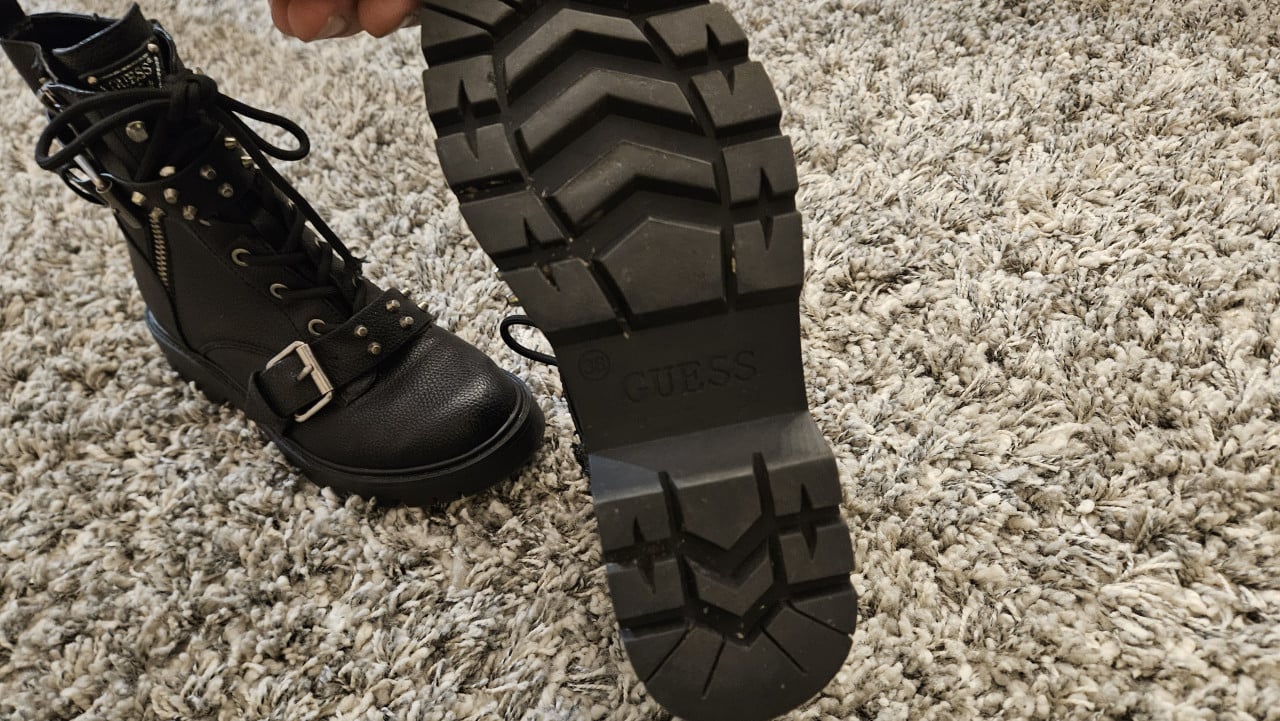 Zwarte GUESS veterlaarzen met gespen en studs