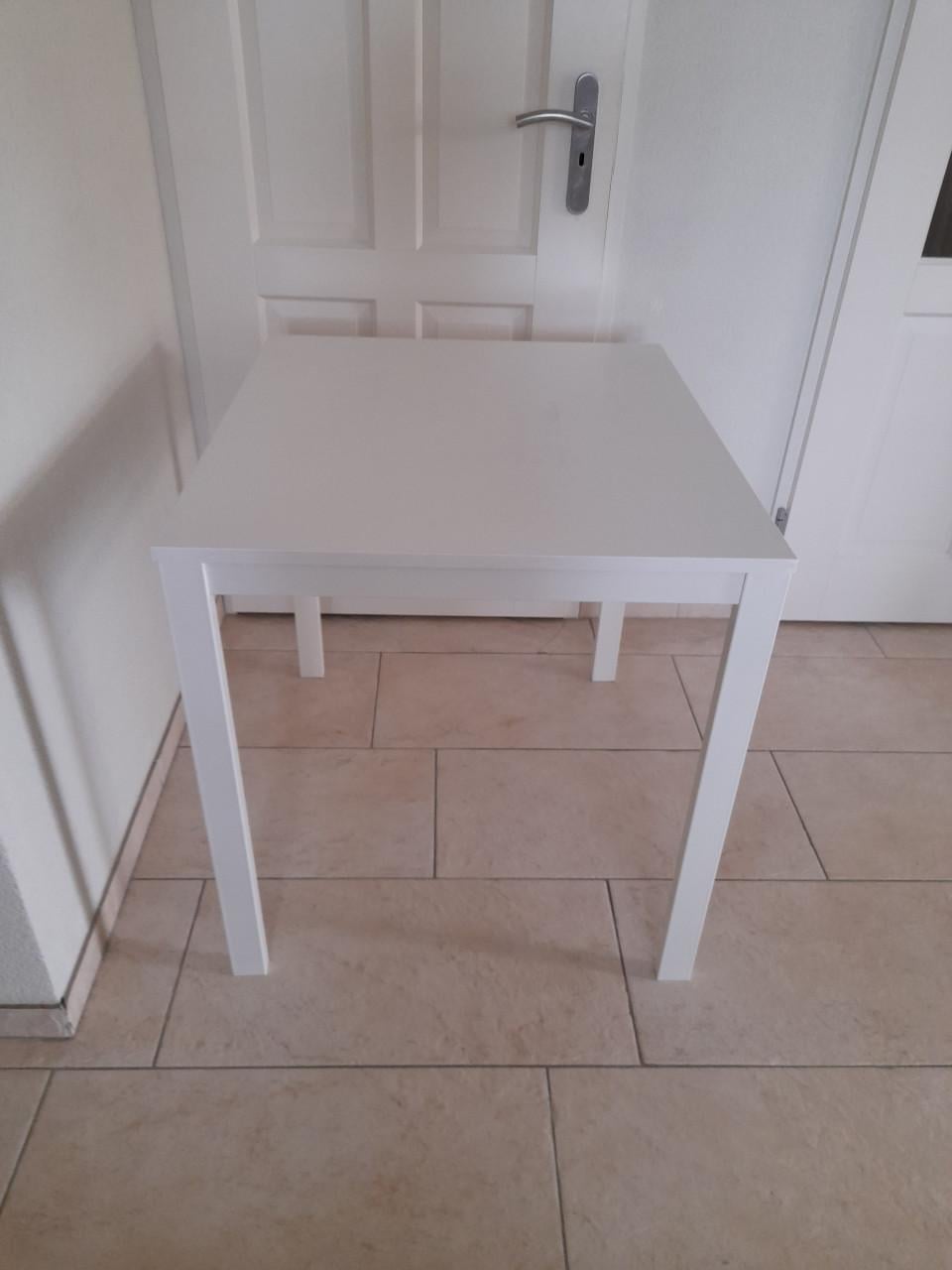 Witte tafel (uit trek baar)  70 x 80 (in goede nette staat)