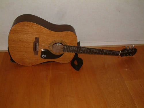 Western Epiphone  nieuwe stemmechanieken nieuwe snaren    165 euro