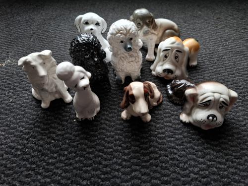 Verzameling honden beeldjes