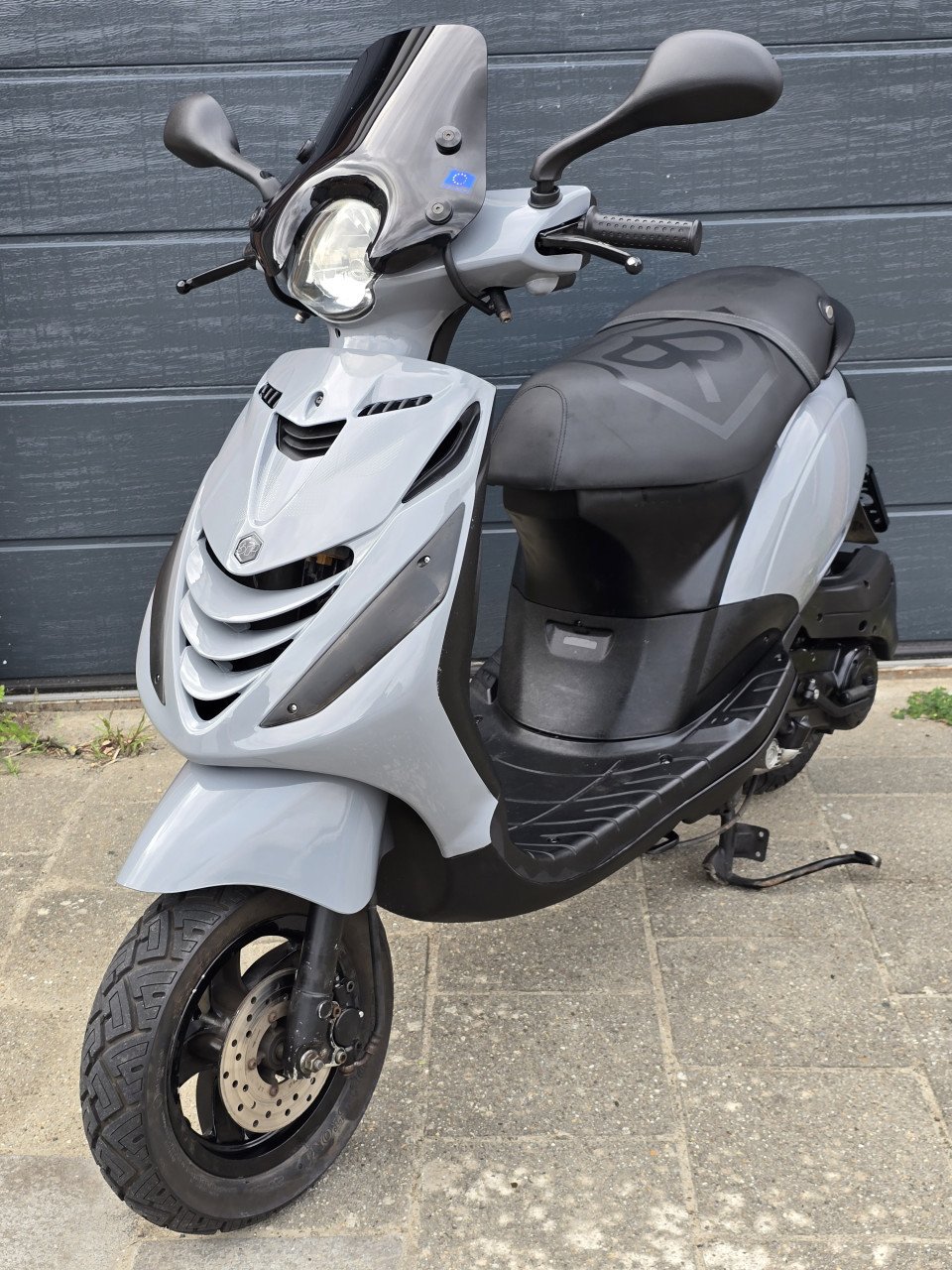 Piaggio Zip 80cc, als nieuw, geel kenteken.