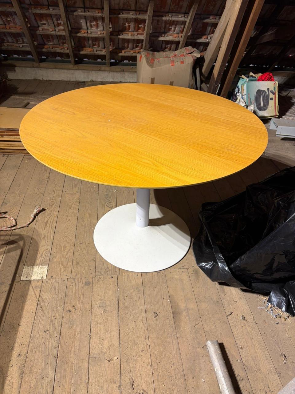 Mooie ronde eettafel