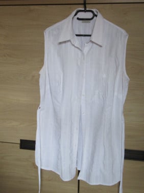 Mooie witte zomerblouse zonder mouwen, zo goed als nieuw.
