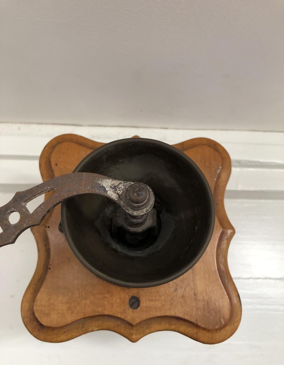 Leuke oude brocante hand koffiemolen van PéDé