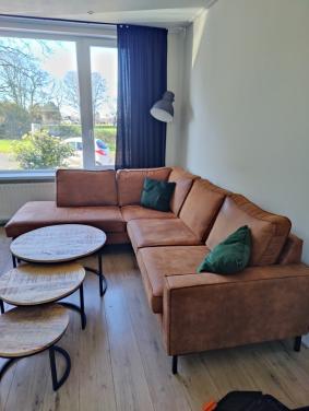 Hoekbank, eettafel + stoelen, salontafeltjes, dressoir