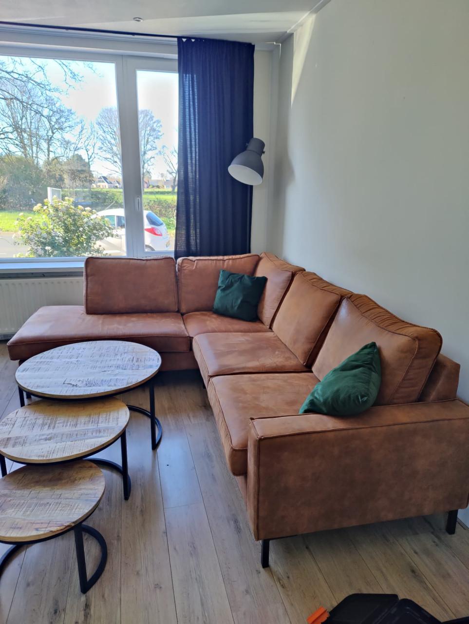 Hoekbank, eettafel + stoelen, salontafeltjes, dressoir