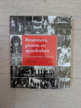Boek: Brommers , gitaren en spandoeken
