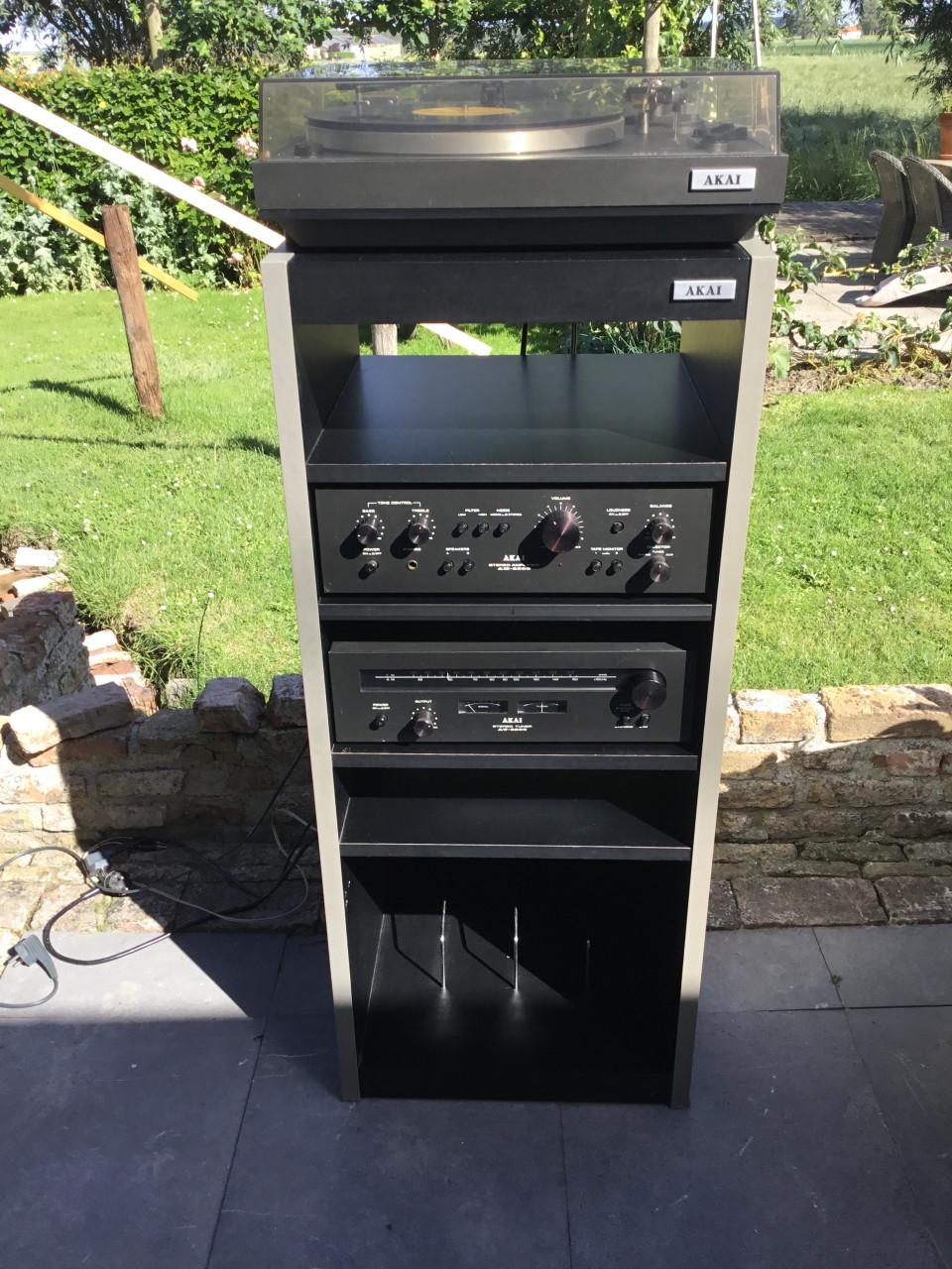 Akai  Stereomeubel met platenspeler, tuner en amplifier