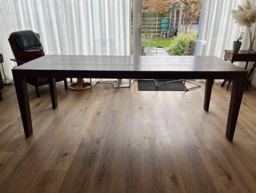 Moderne lange eettafel