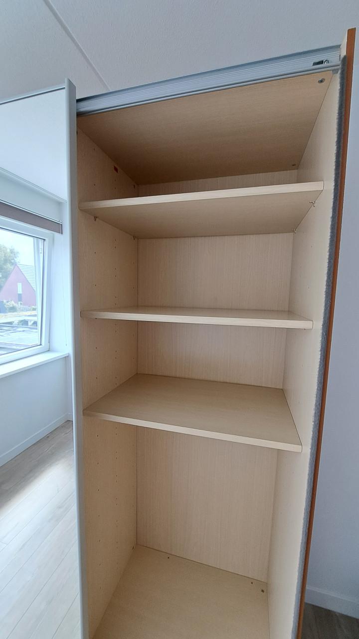 Grote kast met spiegel