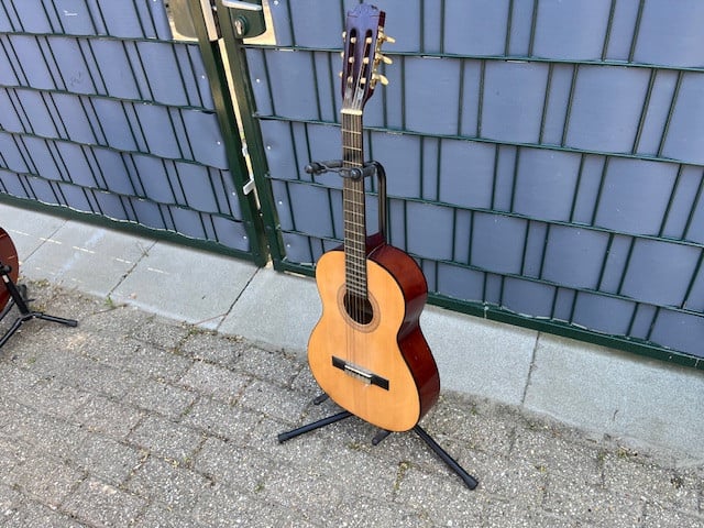 2 Gitaren Martinez en Santana met standaard