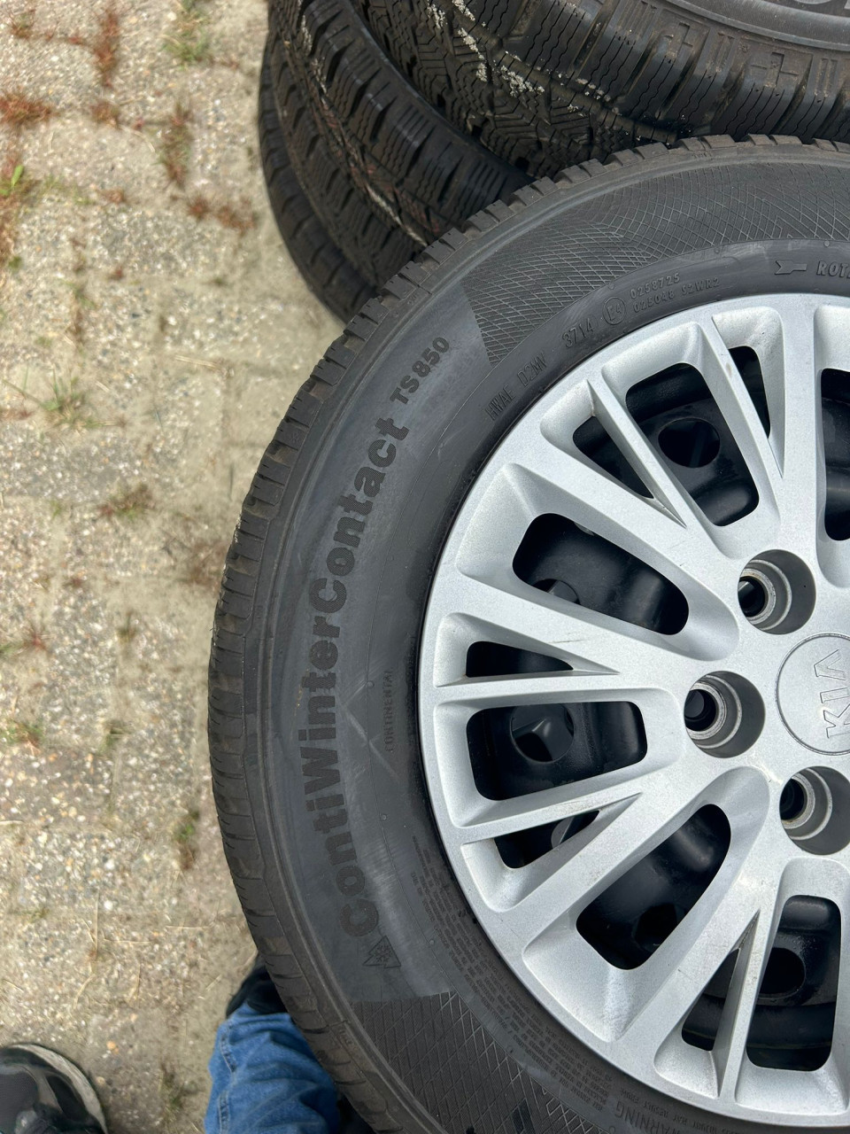 KIA STALEN VELGEN MET KIA WIELDOPPEN 15 INCH EN CONTINENTAL WIELDOPPEN