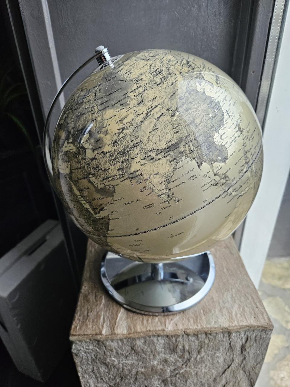 Prachtige gouden vintage wereldbol van metaal en chroom