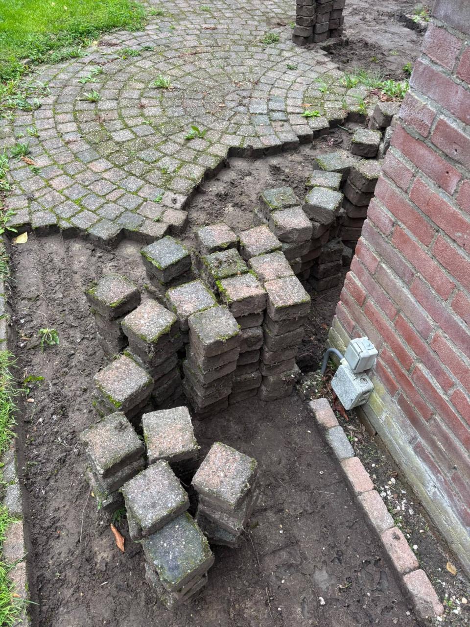Buiten stenen voor terras en garagepad