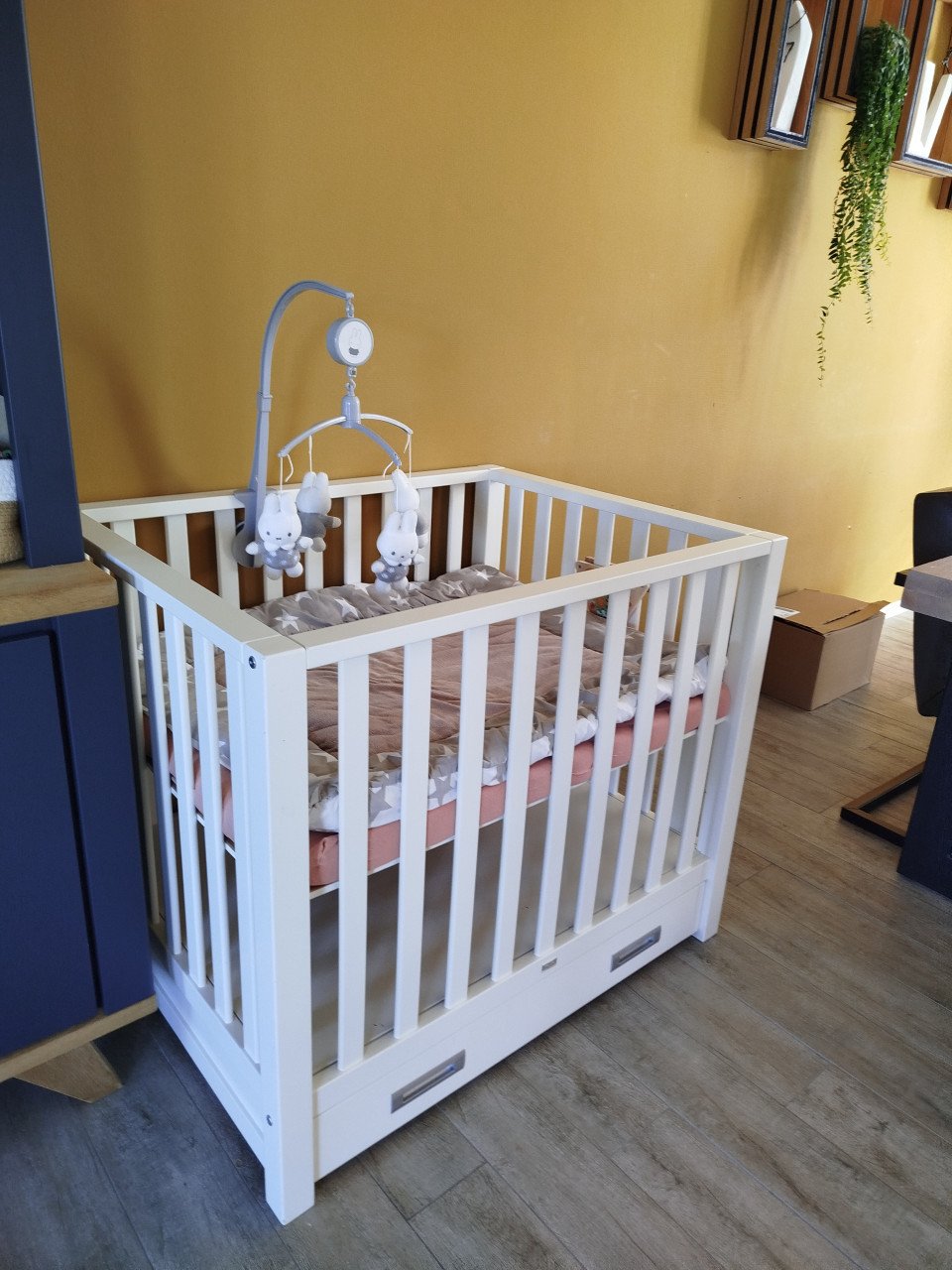 Baby box, wit, inclusief matras, topper, muziek mobiel en boxspeeltje.