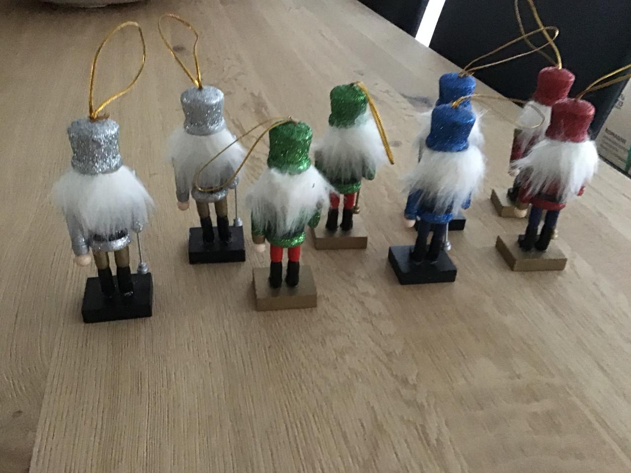 8 Notenkrakers, diverse kleuren