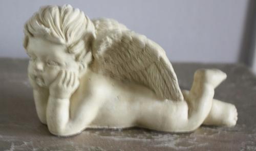 Set van 2 creme stenen beeldjes liggend engel