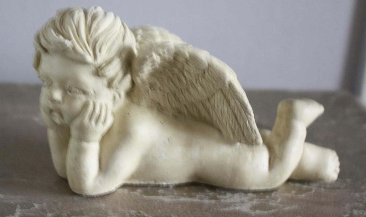 Set van 2 creme stenen beeldjes liggend engel