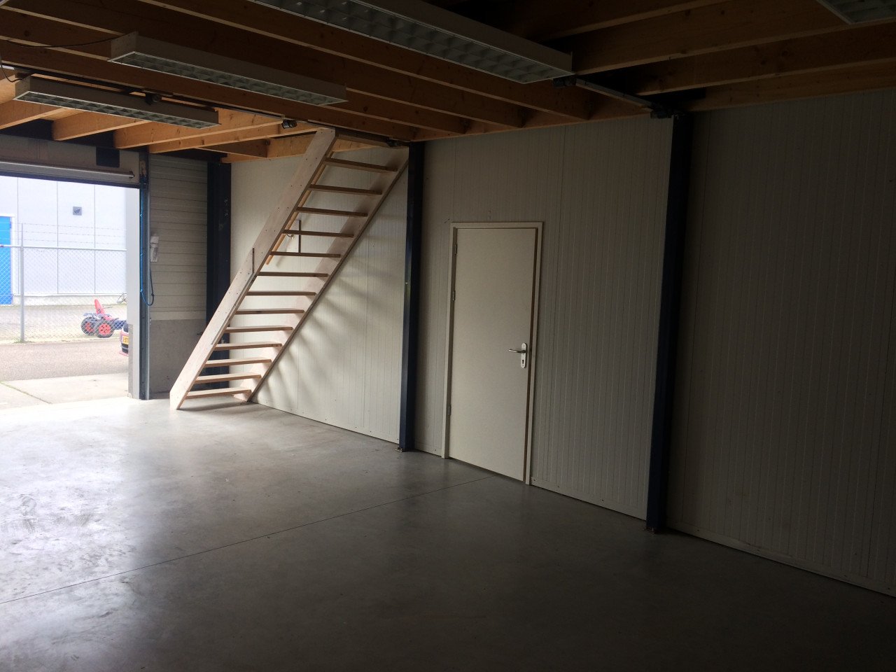 TE HUUR bedrijfsruimte / unit / loods / kantoor / opslag 100m2 voor 725 pm