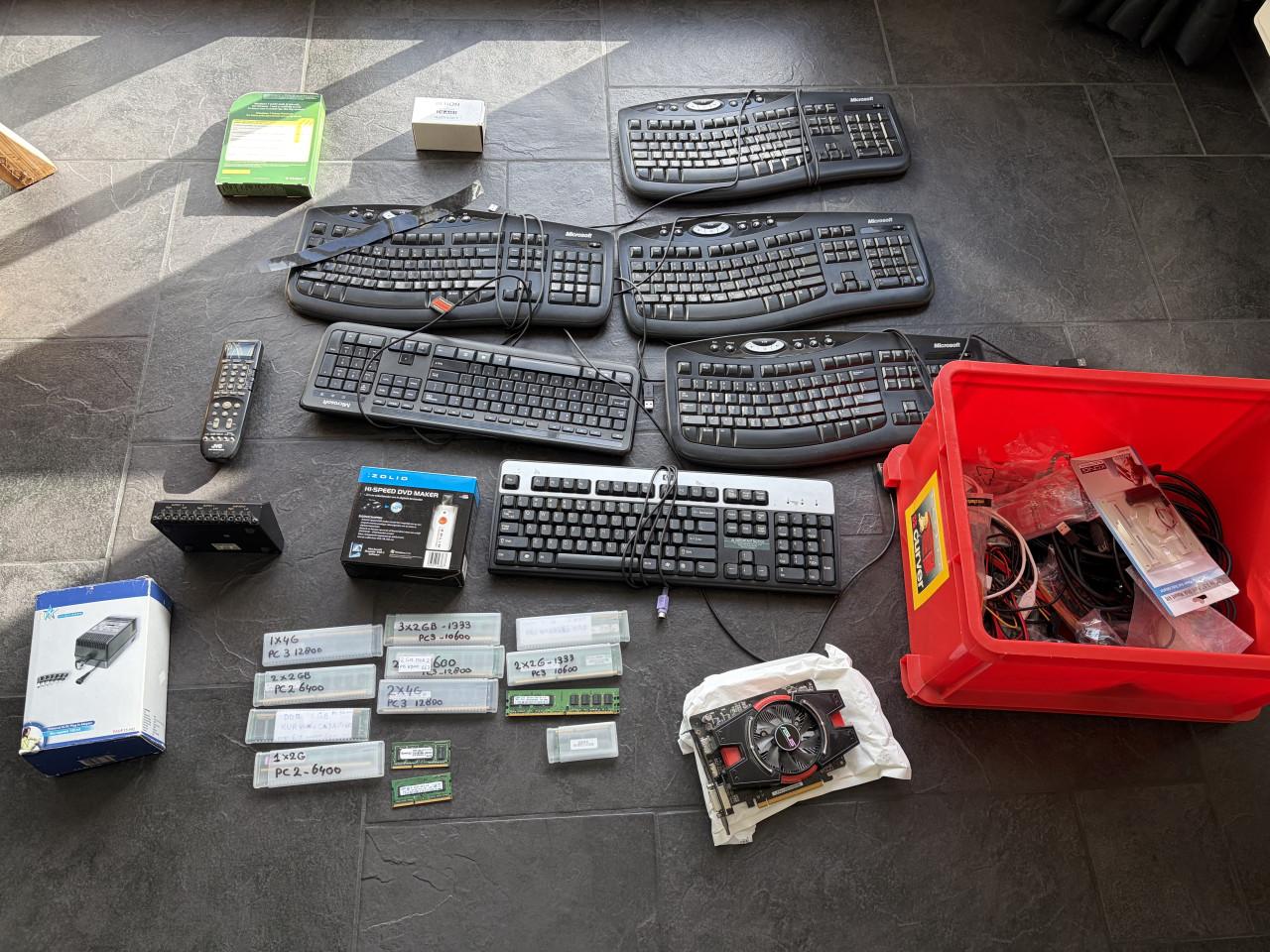 Diverse computerspullen zoals geheugen of toetsenborden