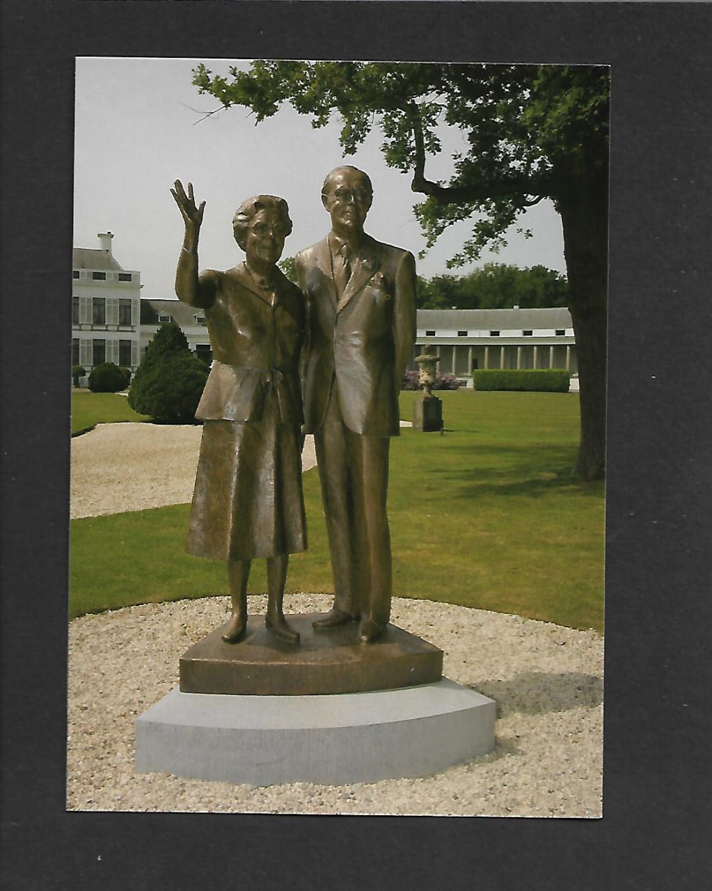Ansichtkaart   A 211  Soesdijk  standbeeld kon. Juliana en Bernard