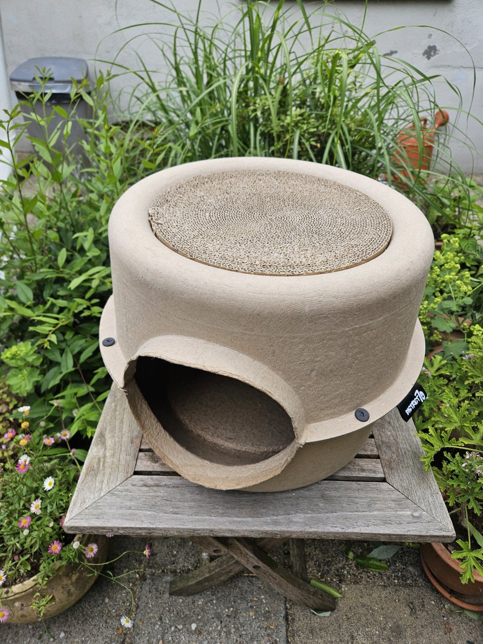 Kartonnen kattenhuis met krabmogelijkheid