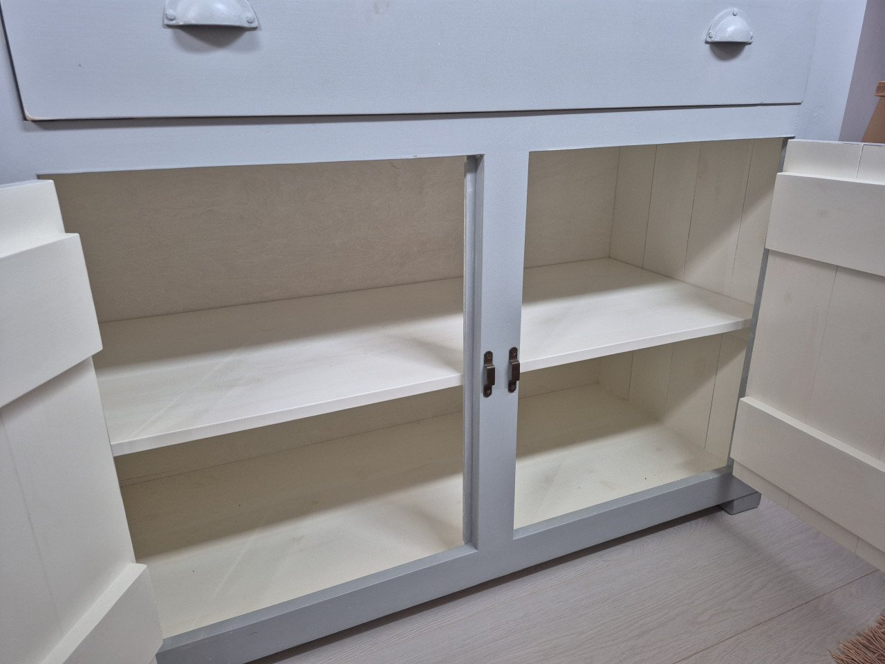 Commode / kast met planken