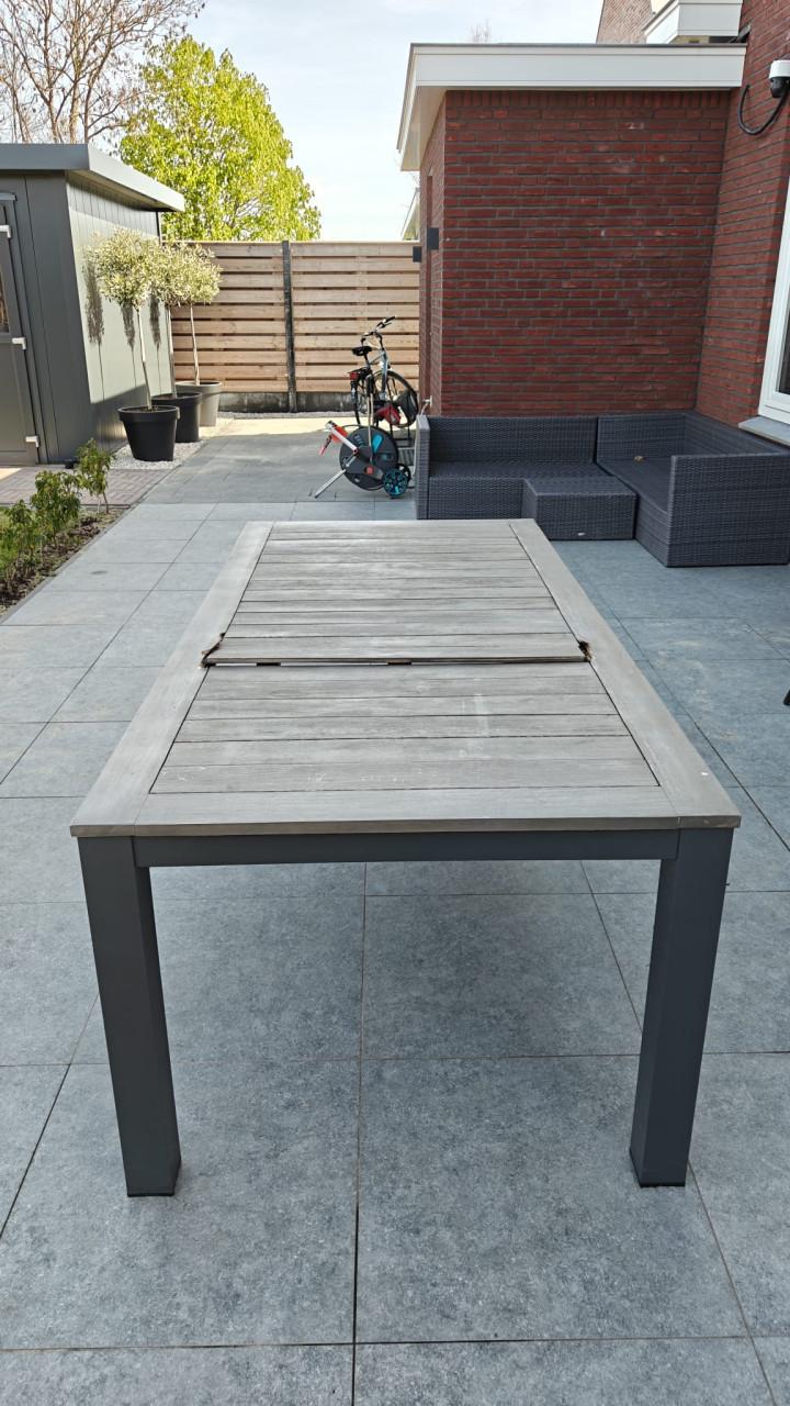 Tuintafel (Gratis af te halen)