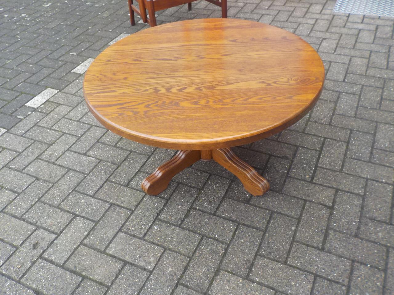 Geheel massief eiken salontafel in zeer goede staat