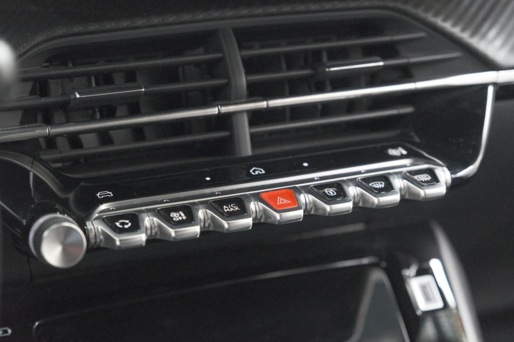 Peugeot 2008 puretech 100 allure | apple carplay | parkeersensoren | climat