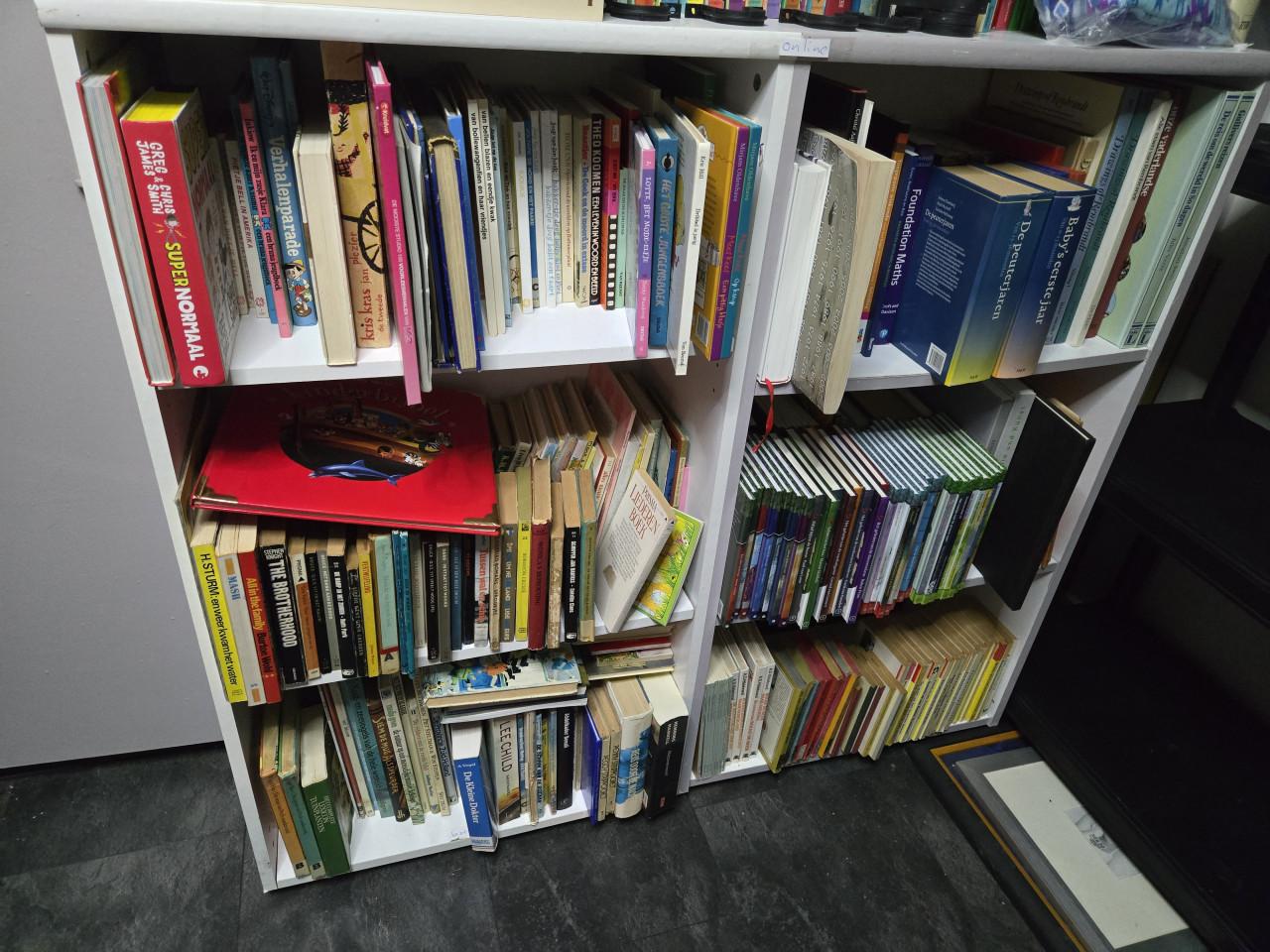 December-Uitverkoop. 50 % korting op boeken, speelgoed en kleding.