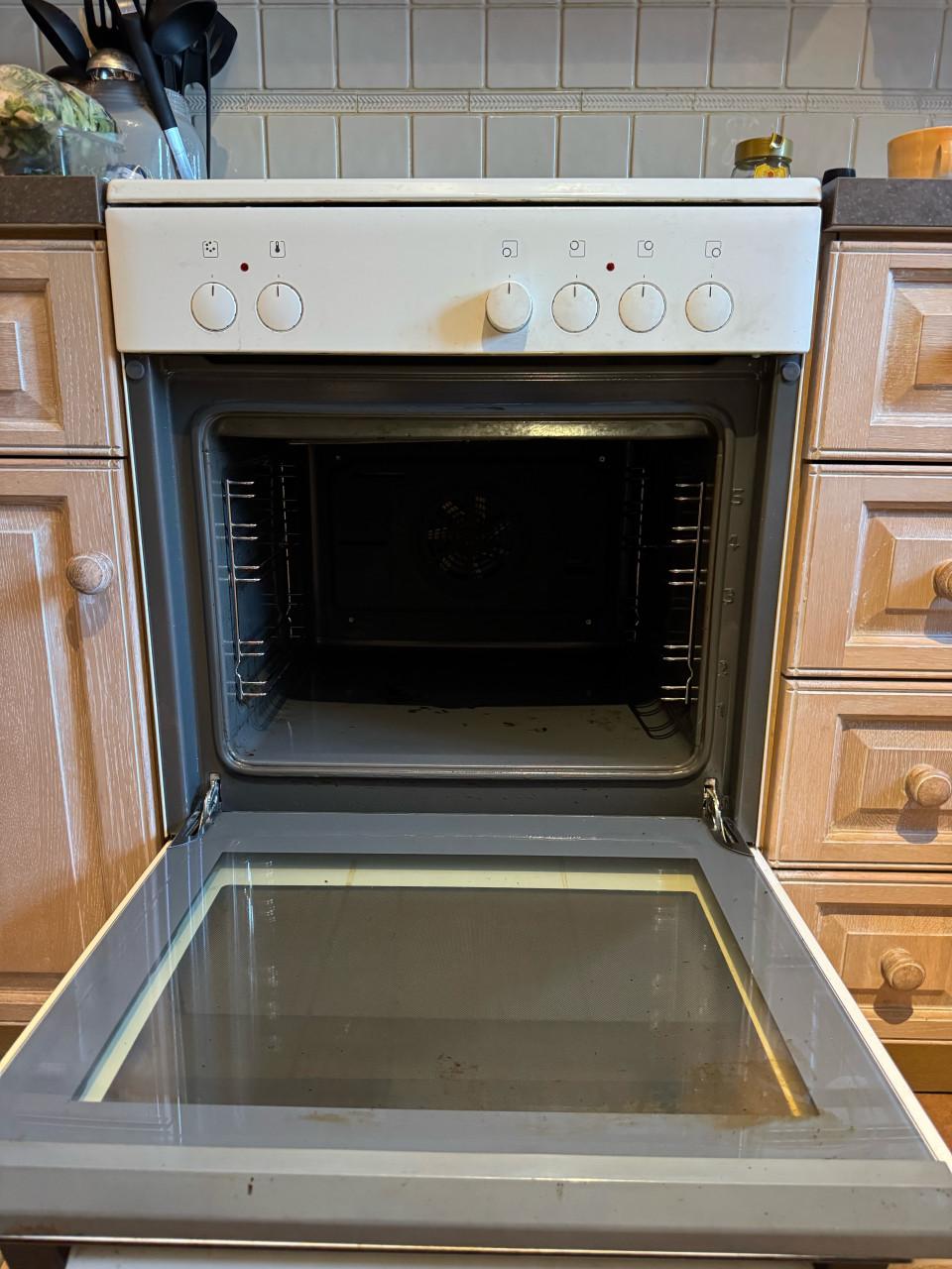 GRATIS - Bosch vrijstaande ceramische kookplaat met oven.