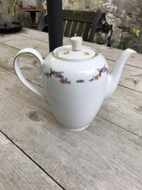 Mooie brocante theepot met bloemmotief en gouden details