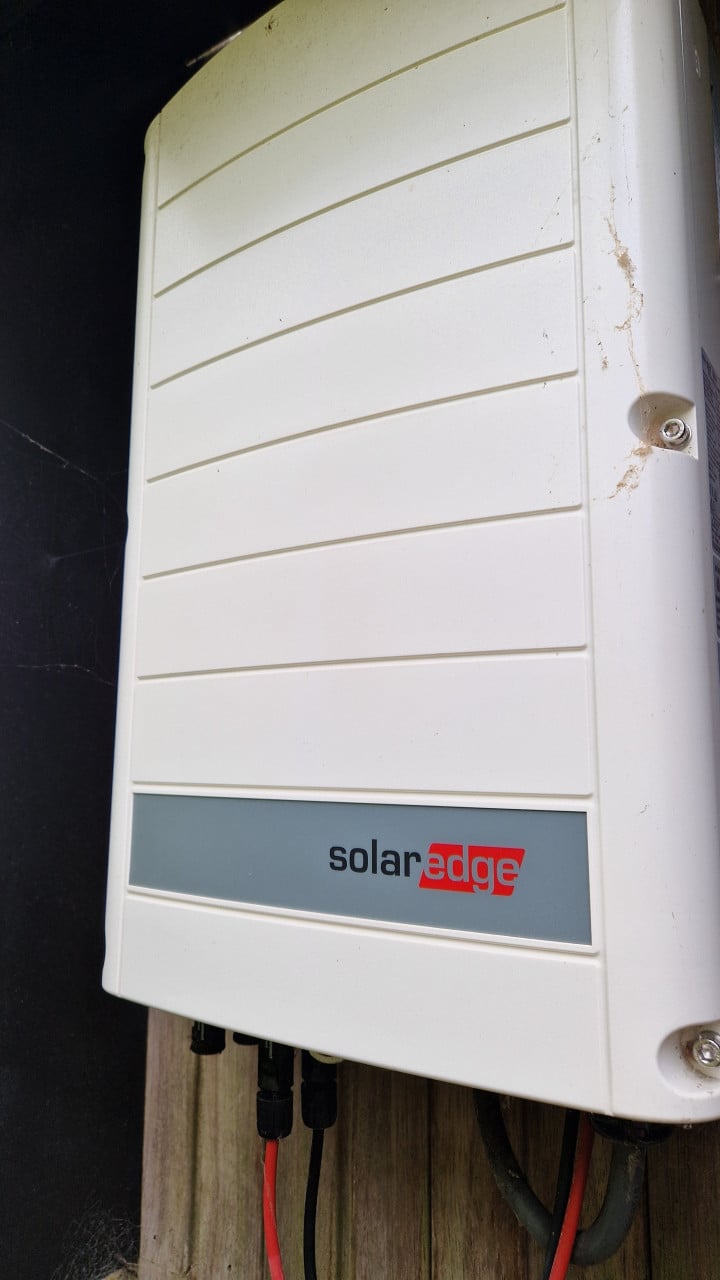 COMPLETE SET van 14 ZONNEPANELEN + OMVORMER + OPTIMIZERS + MONTAGESYSTEEM