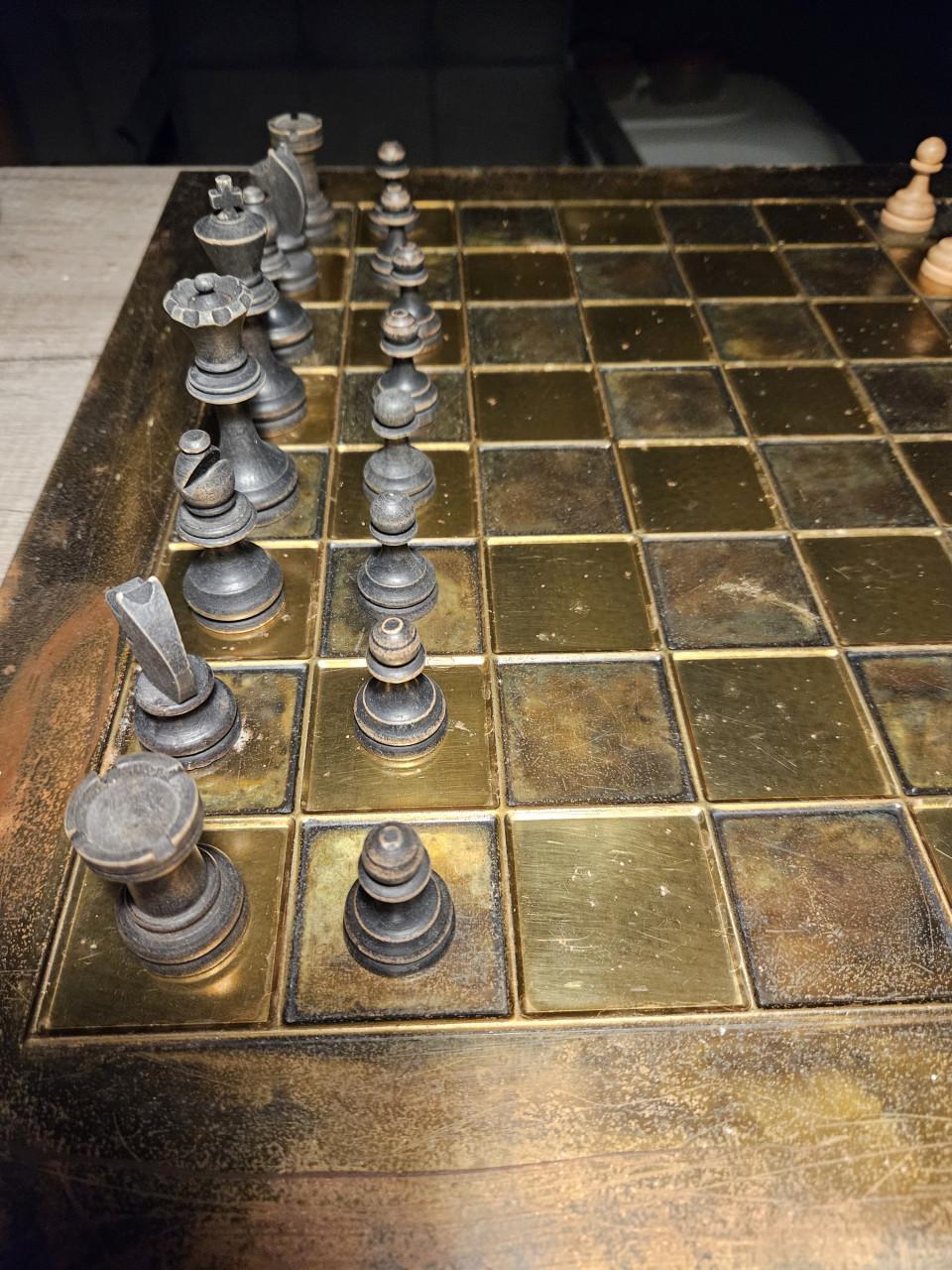 Prachtig groot antiek schaakspel met metalen bord...
