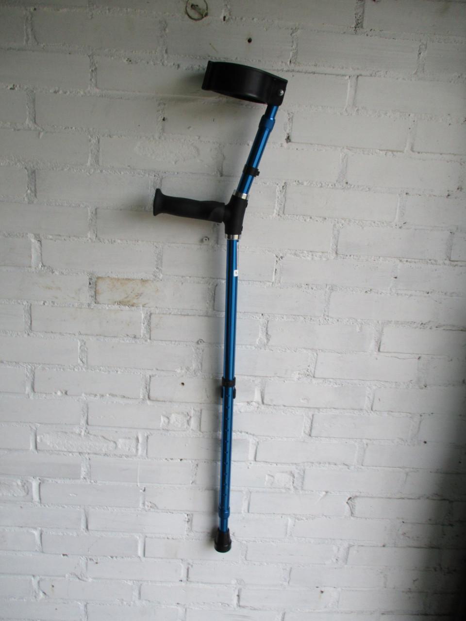 Stel zgan elleboogkrukken in lengte instelbaar .