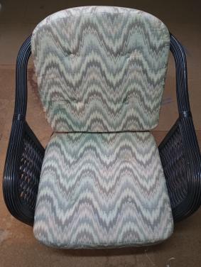 Zwarte vintage rotan stoel (incl. 2 losse kussens)
