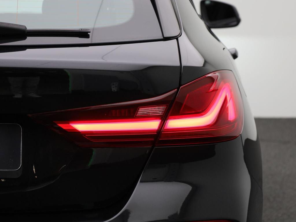BMW 1 Serie 116i executive | automaat | parkeer sensoren | navigatie | virt