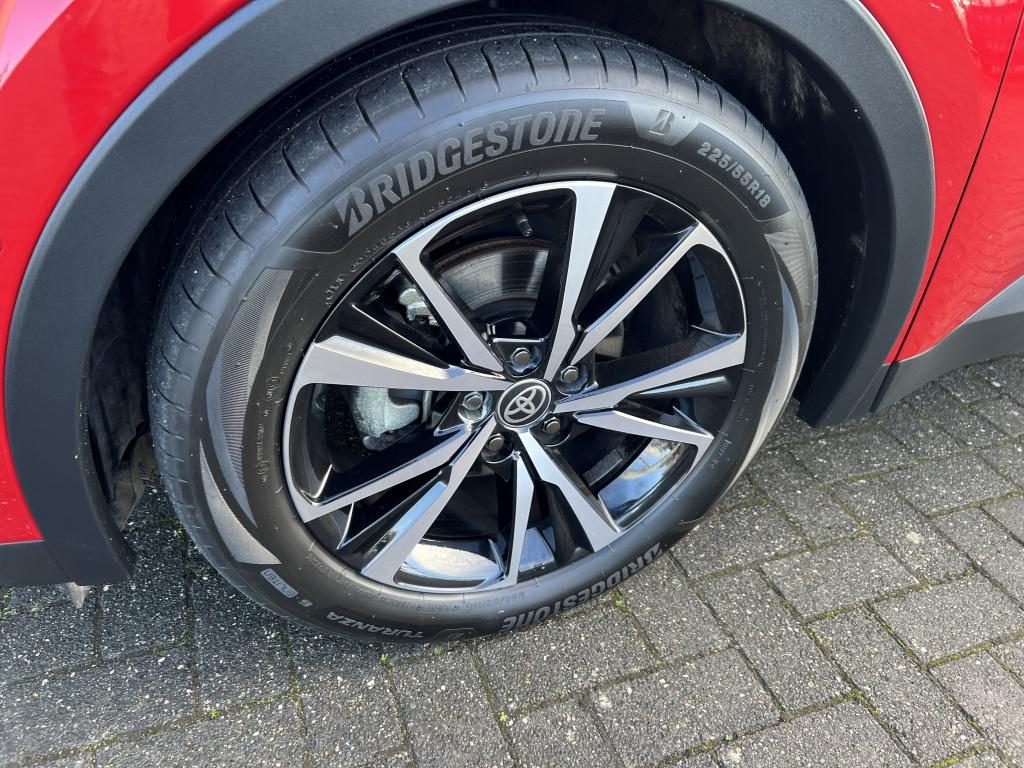 Toyota C-hr 1.8 hybr 140 first
