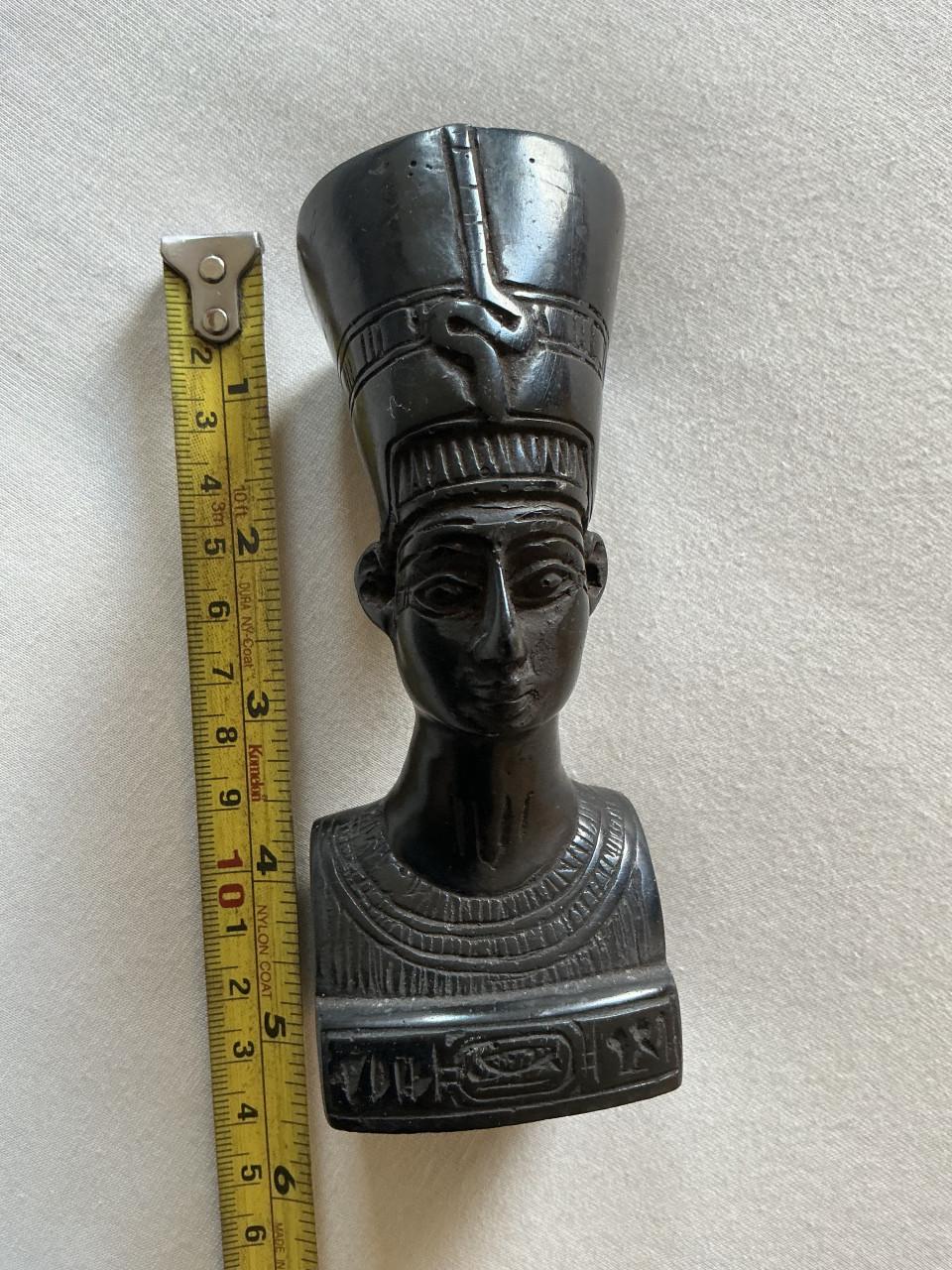 Prachtige buste van Nefertiti, ongeveer 15 cm hoog.