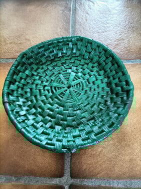 Groen rond schaaltje/mandje. Geen hoge opstaande rand. 23 cm.