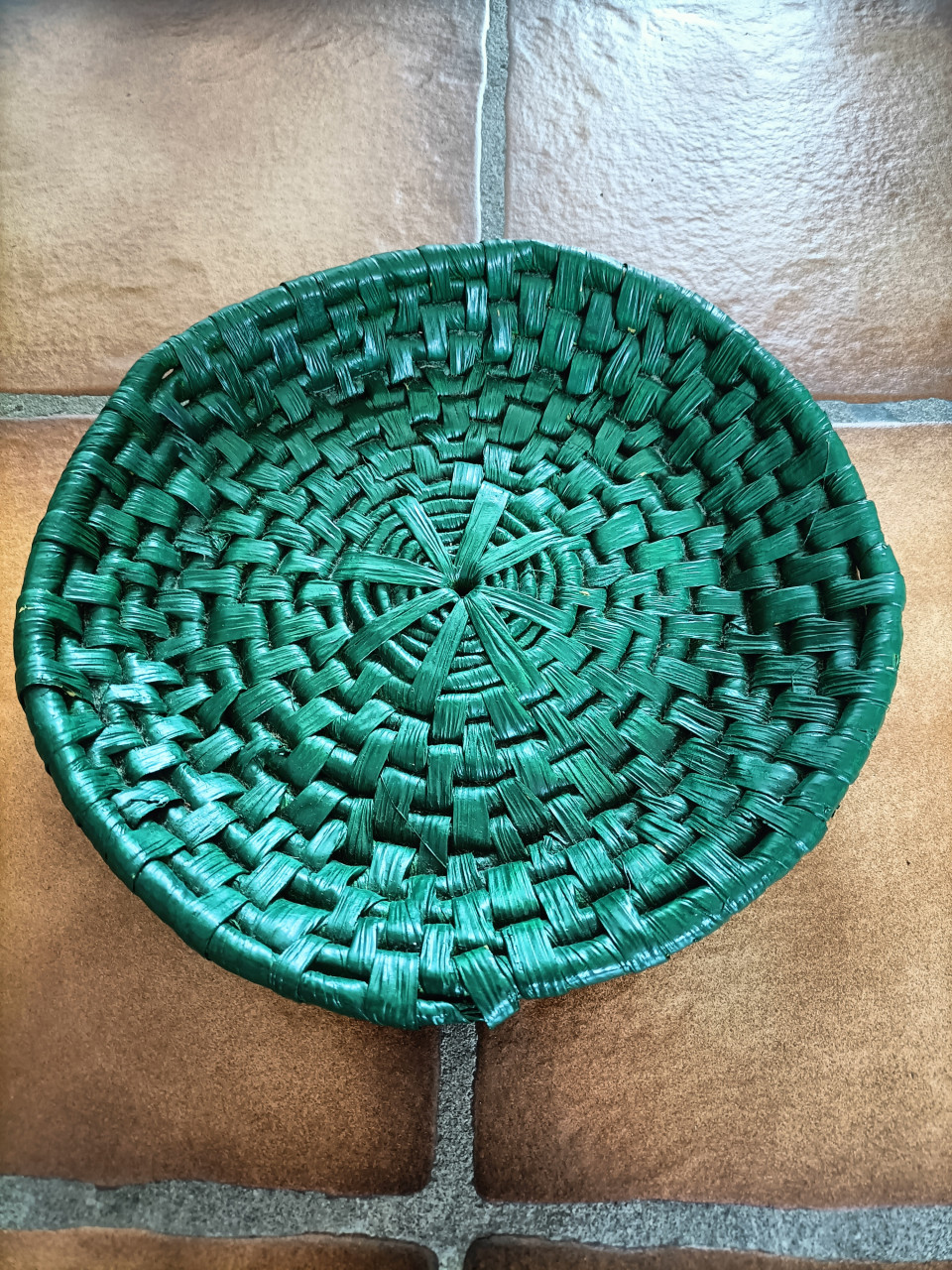 Groen rond schaaltje/mandje. Geen hoge opstaande rand. 23 cm.