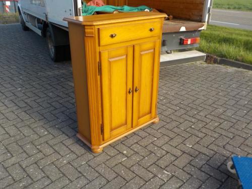 In vrijwel nieuw staat mooi massief blank eiken kastje
