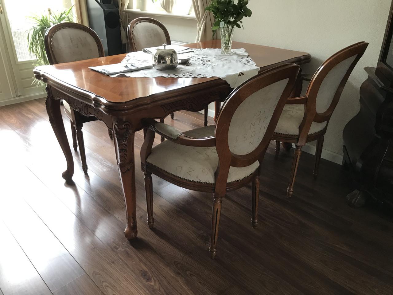 Klassieke eetkamertafel